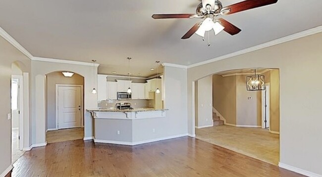 Building Photo - Gorgeous 4 bed, 3 bath