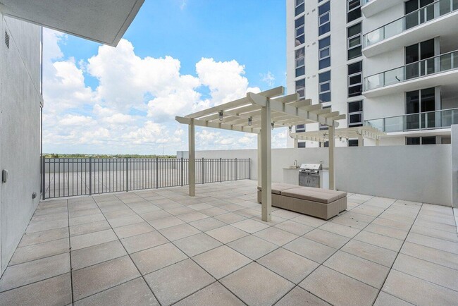 Building Photo - 220 Lake Shore Dr