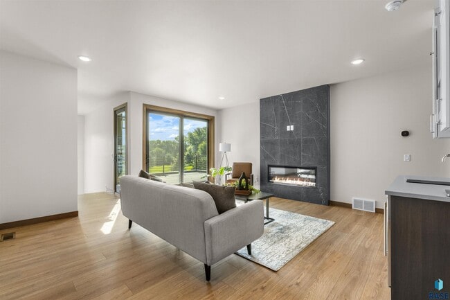 Building Photo - 2807 S Terry Ave