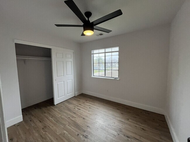 Building Photo - 3 bedroom, 3 bathroom home in the heart of Elk Grove