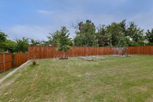 Building Photo - 1837 Whispering Pnes Dr