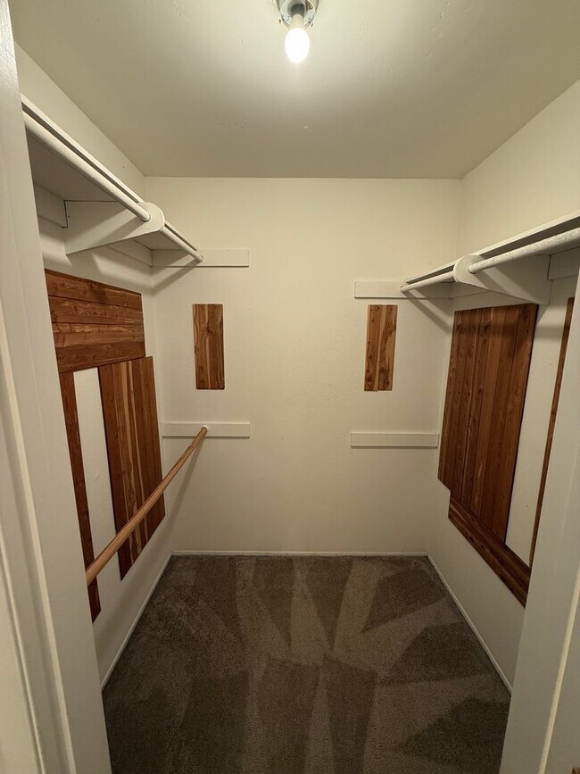 Building Photo - 2 Bed, 1 Bath Upstairs Condo with Private ...