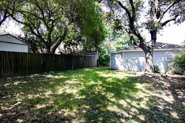Building Photo - 505 Heathgate Dr