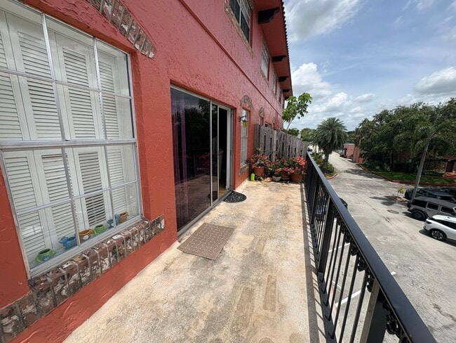 Building Photo - 680 Tennis Club Dr