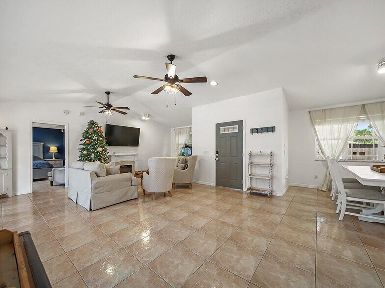 Building Photo - 3051 SW Earl Ave