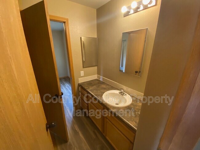 Building Photo - 535 E Mitchell St