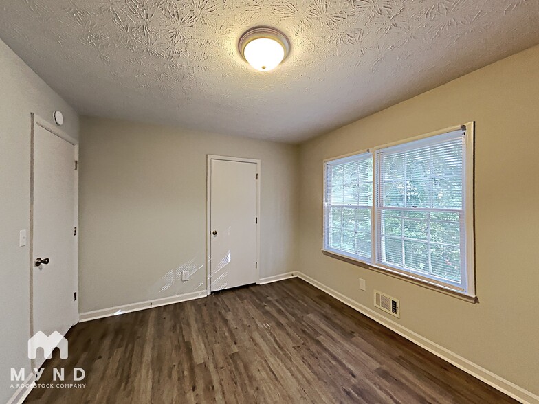 Building Photo - 1427 Hillside Pl SE