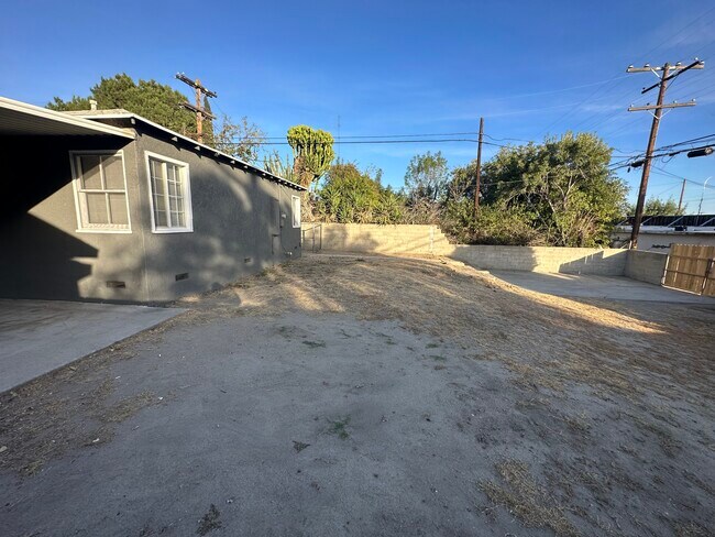Building Photo - 1235 Roxbury Dr