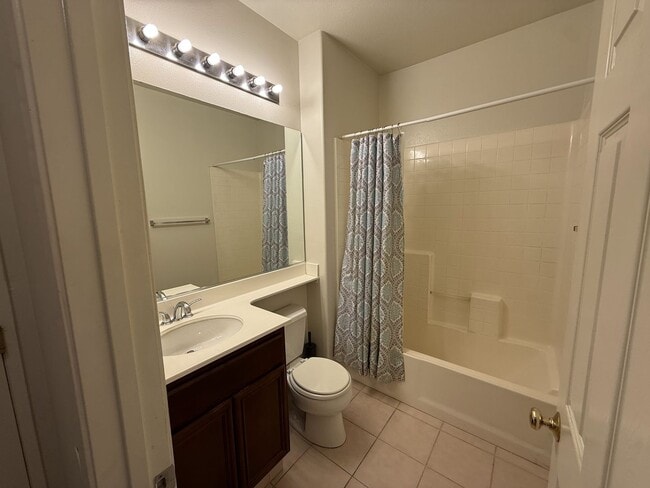 Building Photo - Spacious single story 2-bed with an office for rent