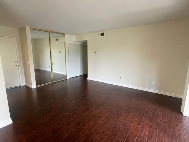 Building Photo - Ground-Floor Living in a Desirable 55+ Thousand Oaks Community