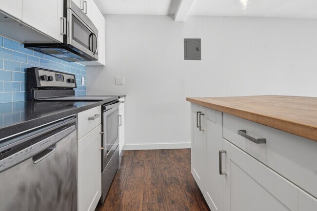Building Photo - $1,540.95- 1 Bed, 1 Bath Lofted Apartment in Lakewood with Central AC!