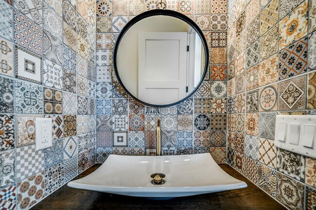 Building Photo - 301 E Jomax Rd