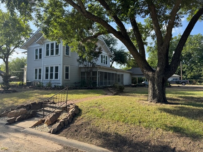 Building Photo - 2402 Monroe St
