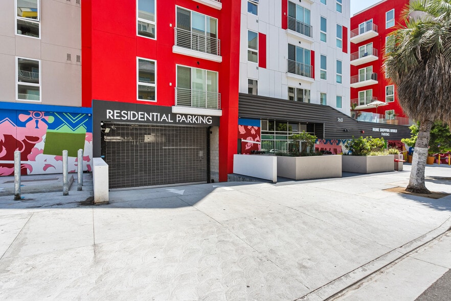 Building Photo - 760 S Serrano Ave