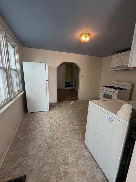 Building Photo - 745 Fairground Ave