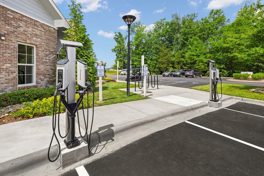 Building Photo - 9015 Kings Grant Dr