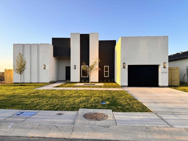 Building Photo - 6702 El Bosal Ln