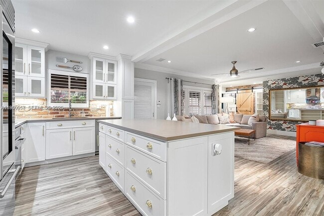 Building Photo - 700 Vilabella Ave