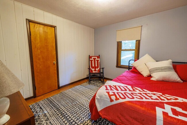 Building Photo - 2536 E 8th St