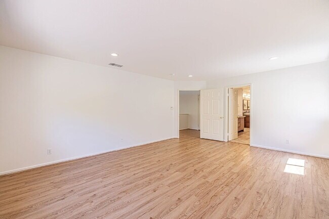 Building Photo - Executive 5-Bedroom Pool Home with Dual Master Suites in Stevenson Ranch