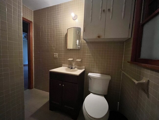 Building Photo - 472 E Jordan Ave