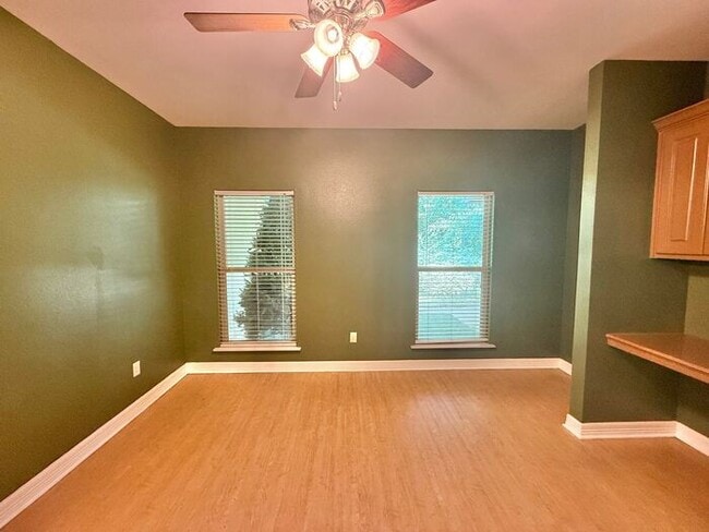 Building Photo - 4 Bedroom 3.5 Bath Duplex in East Tyler!