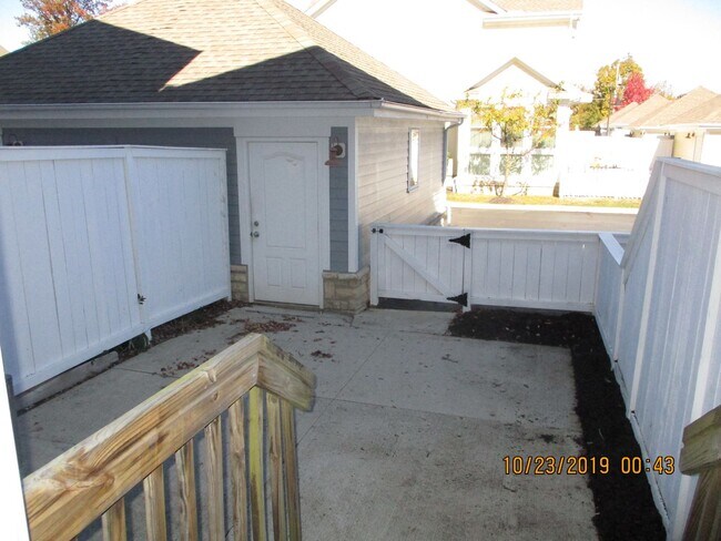 Building Photo - Traditions at Powell