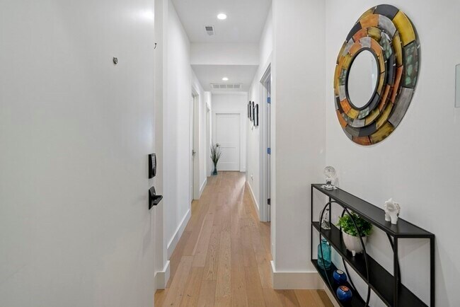 Building Photo - 946 Saratoga St