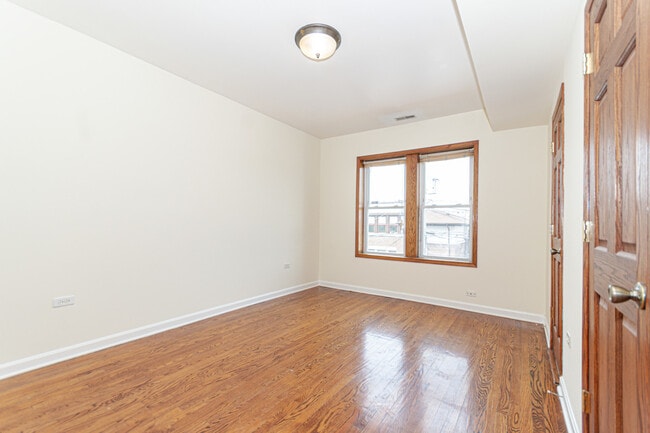 Building Photo - 7554 N Claremont Ave