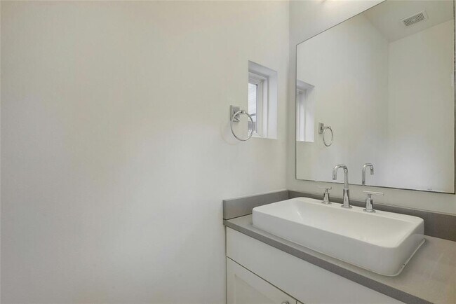 Building Photo - 2503 S 6th St