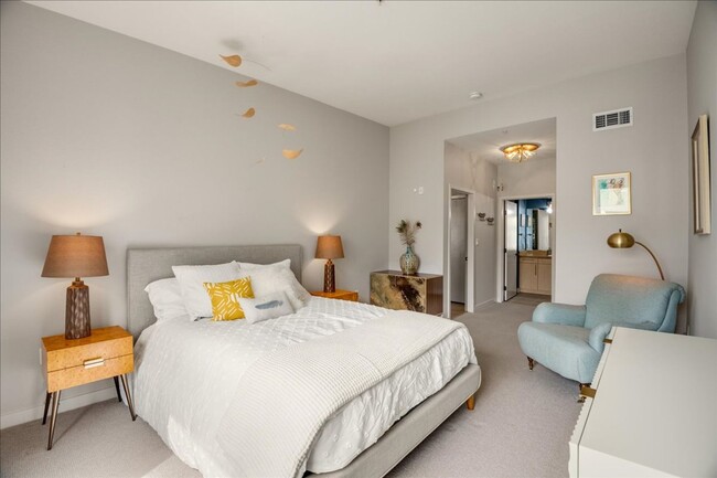 Building Photo - Top Floor 2 Bedroom Flat for Rent at Plant...