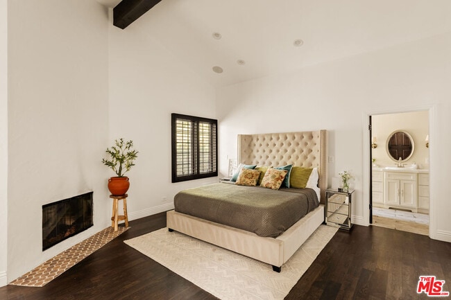 Building Photo - 1110 N Beverly Glen Blvd