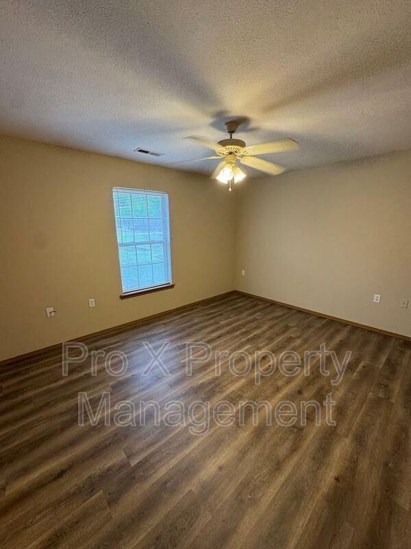 Building Photo - 2123 Southfork Dr