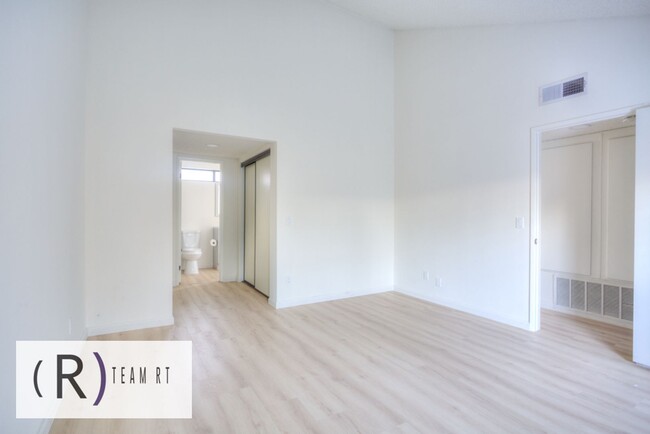 Building Photo - A Newly Renovated Contemporary Condo in Gl...