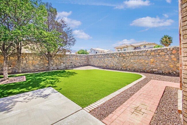 Building Photo - 918 Calle Cumbre Ct