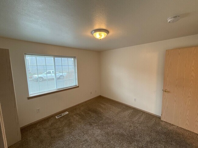 Building Photo - 1685 Lucinda Ave NE