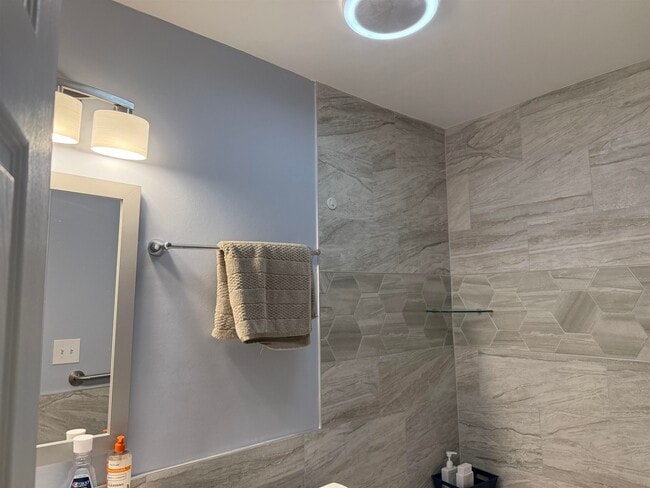 Building Photo - 2000 Greens Blvd