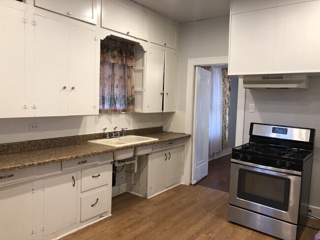 Building Photo - Highland Park 2/1 Home Ready for Move-In