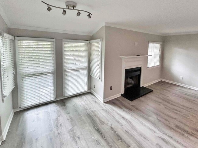 Building Photo - Charming 1 BR/1 BA Condo in Gated Sandy Sp...