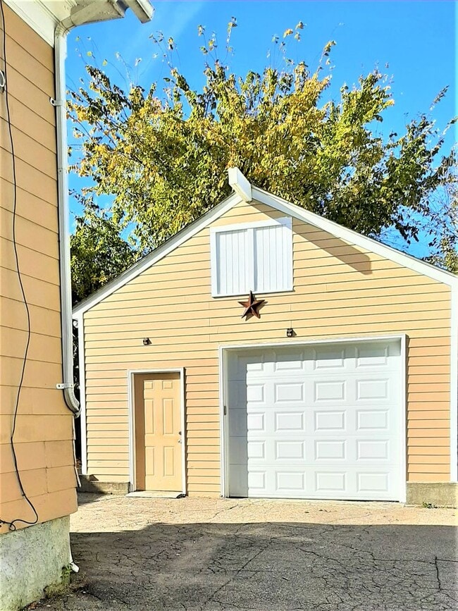 Building Photo - Providence/PC Area Single Family - $2,550