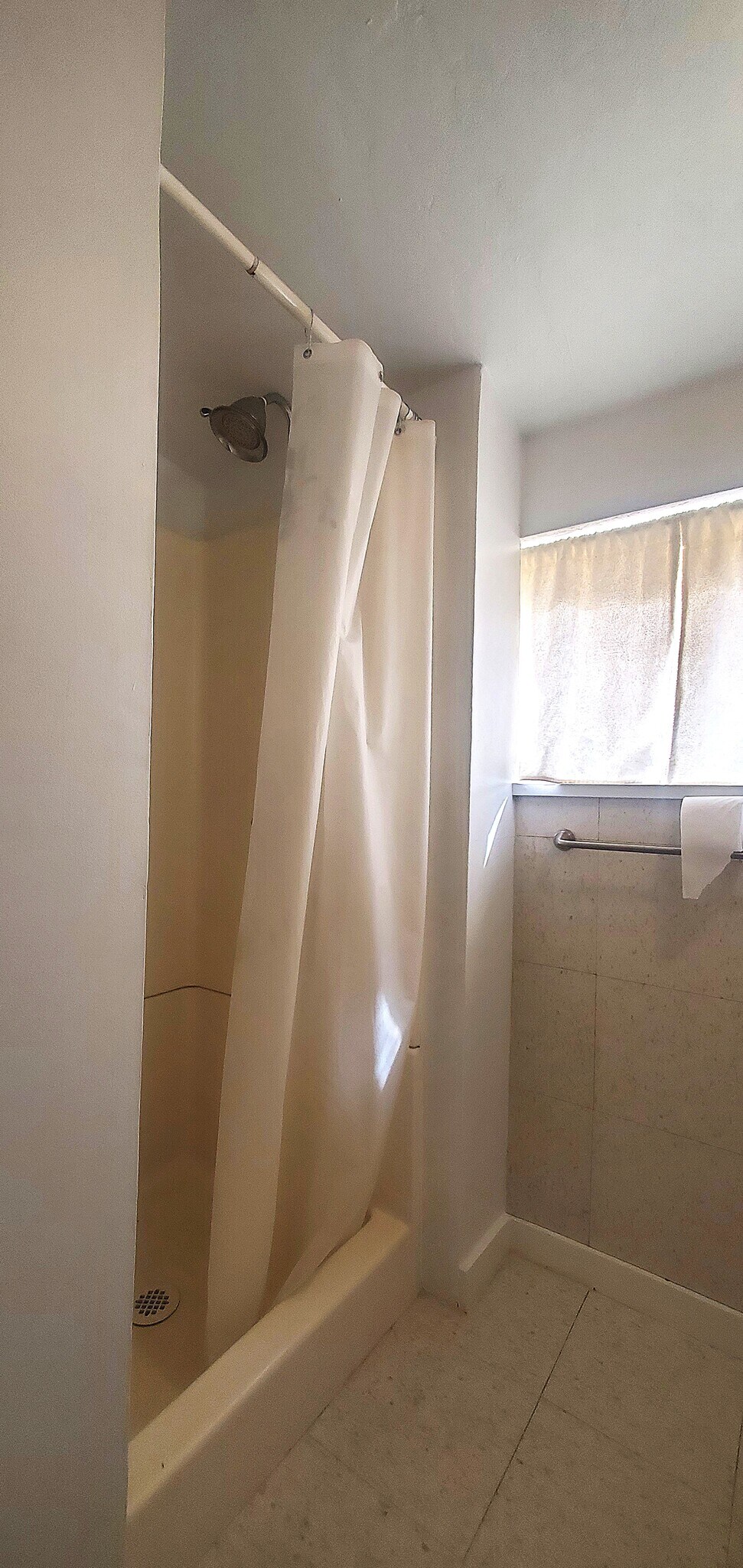 Building Photo - 900 W Rocalla Ave