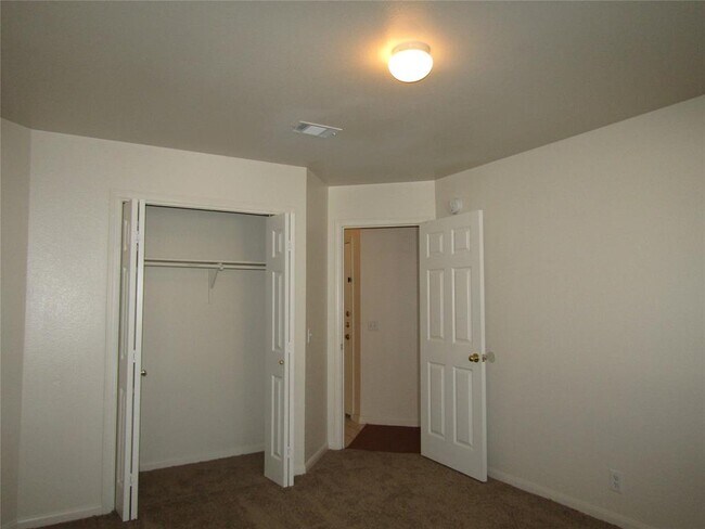 Building Photo - 122 Little Lake Rd
