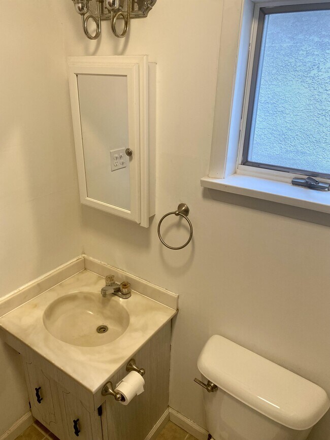 Building Photo - 611 Crown Ave