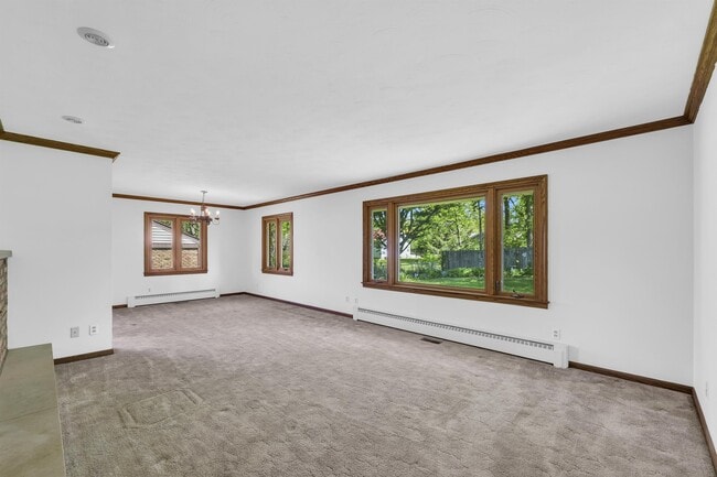 Building Photo - 1702 Golfview Dr