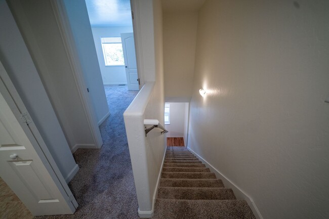 Building Photo - 3 Bedroom 2 1/2 Bath Townhome with Garage