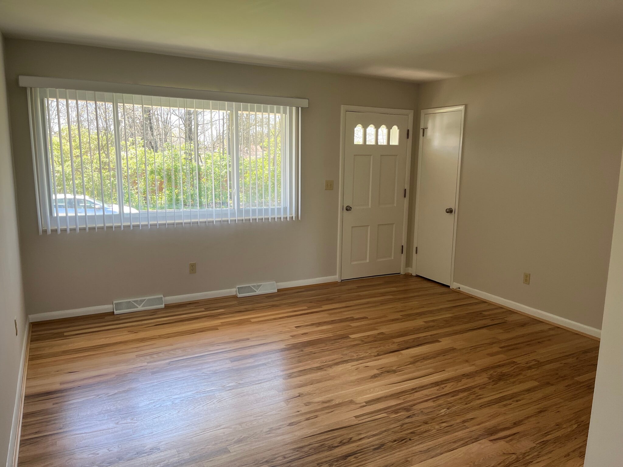 living room - 1818 W Loveland Ave