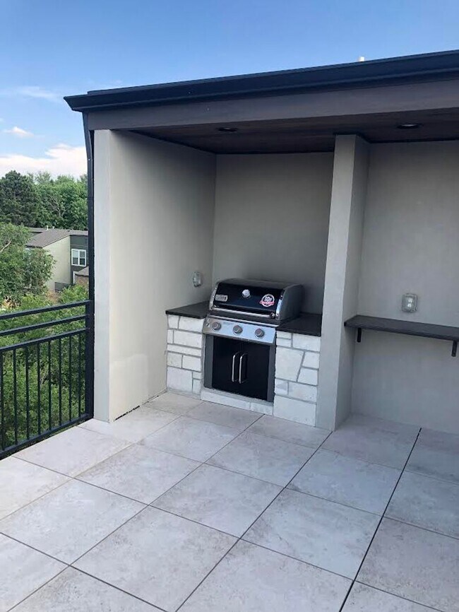 Building Photo - Beautiful 3 Bed, 4 Bath Home, Stunning Views from Rooftop Deck, D-12, close to DT and Military