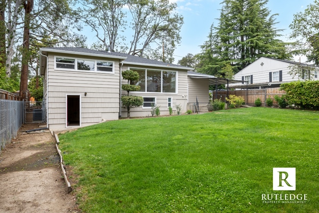 Building Photo - East Medford Charm