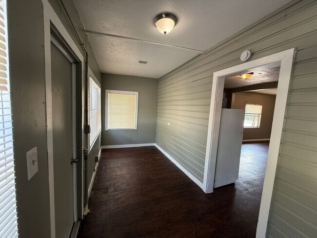 Building Photo - 4/1 Lakeland Home