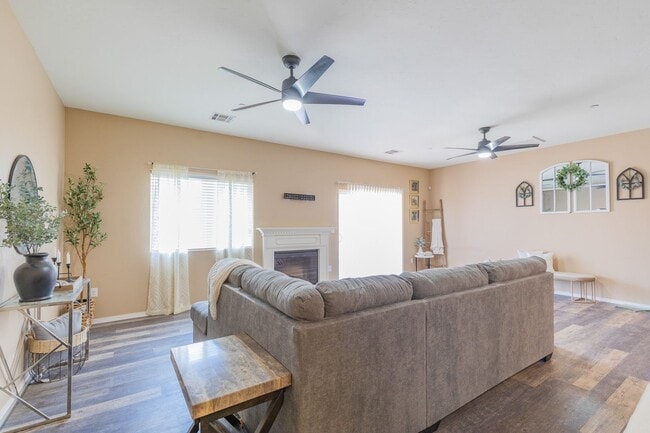 Building Photo - Conveniently located 3 Bedroom, 2 bath wit...